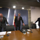 Los ministros Guindos, Méndezde Vigo y Montoro, momentos antes de iniciar la rueda de prensa posterior al Consejo de Ministros de ayer.-DAVID CASTRO