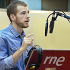 El actor Álvaro Cervantes, durante la grabación de la ficción sonora 'Carlos de Gante'.-Foto: RTVE