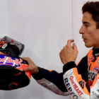 Marc Márquez (Honda) se prepara, en su boxe de Motegi, para lograr su ’pole’ nº 90.-AFP  / TOSHIFUMI KITAMURA