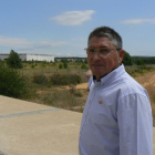 Felipe Parra, presidente de la cooperativa, muestra el terreno donde se llevará a cabo la ampliación.-N.F.