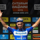 Julian Alaphilippe, en el podio de la sexta etapa del Dauphiné.-EL PERIÓDICO