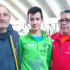 Hugo de Miguel, brillante campeón de España, junto a sus entrenadores.-
