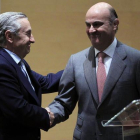 Guindos felicita al nuevo presidente de la Comisión Nacional de Mercados, José María Marín Quemada, este martes.-EFE / ZIPI