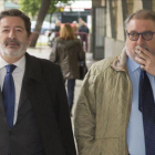 Javier Guerrero, exdirector general de Trabajo de la Junta de Andalucía, y su abogado, en una sesión del juicio del caso ERE.-EFE / RAUL CARO