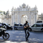 Policías turcos acordonan los alrededores del Palacio de Dolmabahçe en Estambul (Turquía), este miércoles 19 de agosto del 2015.-EFE / SEDAT SUNA
