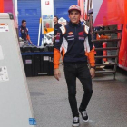 Marc Márquez (Honda), hoy, en Jerez, justo en el momento de abandonar el circuito andaluz para someterse, en Barcelona, a las pruebas previas de la operación a la que se someterá mañana en su hombro derecho.-EMILIO PÉREZ DE ROZAS