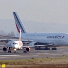 Un A380 de Air France en el aeropuerto Charles de Gaulle de París tras afectuar su primer vuelo trasatlántico en el 2009.-AFP / ERIC PIERMONT