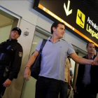 El líder de Ciudadanos, Albert Rivera, tras aterrizar en Madrid de su viaje a Venezuela.-JOSÉ LUIS ROCA