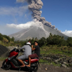 Aldeanos filipinos escapan a un área segura mientras el volcán Mayon entra en erupción.-/ EFE / FRANCIS R MALASIG