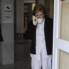 Una mujer con una mascarilla ayer por la mañana a la entrada de la residencia Gaya Nuño. / VALENTÍN GUISANDE-