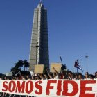 Pancarta en la plaza de la Revolución de la Habana.-EFE / Ernesto Mastrascusa