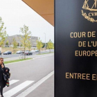 Una mujer se dirige a la entrada de la sede del Tribunal Europeo de Justicia, en Luxemburgo.-GEERT VANDEN WIJNGAERT (AP)