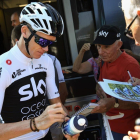 Chris Froome atiende a un aficionado, a las puertas de su hotel en Chambery.-JEAN-PIERRE CLATOT