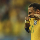 Neymar se lamenta de una acción en el partido contra Perú en Salvador de Bahía.-EFE / ANTONIO LACERDA