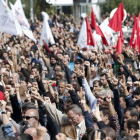 Cientos de personas se han apostado a las puertas de los hospitales durante la noche del sábado a domingo, a la espera de noticias sobre los heridos.-EFE