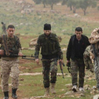 Rebeldes sirios se dirigen a la línea de frente en Ratian, al norte de Alepo, este martes.-Foto: REUTERS / AMMAR ABDULLAH