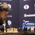 Karjakin (izquierda) y Carlsen, durante la disputa de la cuarta partida del Mundial de ajedrez. Nuevamente fue tablas.-SETH WENIG / AP