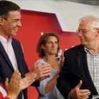 Pedro Sánchez aplaude a Josep Borrell tras conocer los resultados electorales.-JOSÉ LUIS ROCA