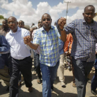 Varias personas de creencia musulmana cantan consignas en contra del grupo yihadista somalí Al Shabab tras su ataque a la Universidad de Garissa al este de Kenia, ayer.-Foto: EFE