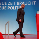 Schulz inspecciona la sala de convenciones donde se celebrará el congreso del SPD bajo el eslogan Nuevos tiempos necesitan nuevas políticas, en Bonn, el 20 de enero.-REUTERS / WOLFGANG RATTAY