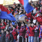 Las peñas del Numancia piden el apoyo de los aficionados para el trascendental partido del domingo. / DIEGO MAYOR-