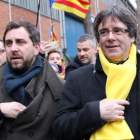 Toni Comín y Carles Puigdemont en Bruselas el pasado 7 de diciembre.-ACN / BERNAT VILARÓ