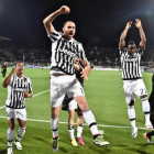 Los jugadores de la Juventus celebran la victoria del domingo ante la Fiorentina.-EFE / MAURIZIO DEGL INNOCENTI