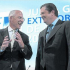 El consejero delegado de Enel, Francesco Starace (izquierda), con Borja Prado, ayer.-EFE