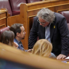 Pablo Iglesias y Joan Tardà durante la sesión parlamentaria.-JOSE LUIS ROCA