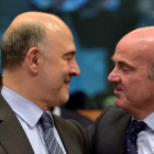 El comisario europeo de Finanzas, Pierre Moscovici, y el español Luis de Guindos, ayer en Bruselas.-REUTERS / ENRIC VIDAL