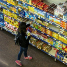 Una mujer realiza la compra en un supermercado.-JOAN