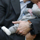 Un hombre con su hijo, disfrutando de un permiso de paternidad.-MIGUEL LORENZO