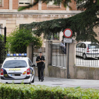 Agentes de la Policía, ayer en las inmediaciones de la calle San Juan donde fue encontrado el joven de 24 años. / VALENTÍN GUISANDE-