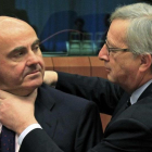 La polémica foto de Jean-Claude Juncker cuando presidía el Eurogrupo, bromeando con Luís de Guindos, agobiado por los problemas económicos de España.-YVES HERMAN
