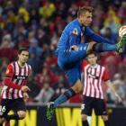 Maxi López intenta controlar el balón en un partido contra el Athletic.-REUTERS / VINCENT WEST