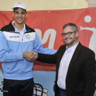 Igor Nascimento junto con el presidente del Río Duero, Alfredo cabrerizo, en su presentación de ayer.-Valentín Guisande