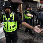 Policías ante una de las vivendas registradas en Birmingham.-AFP / PAUL ELLIS