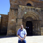 El historiador Manuel Melendo Pardo es el encargado de explicar los encantos románicos de San Juan de Rabanera. / ÁLVARO MARTÍNEZ-