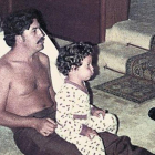 Pablo Escobar, con uno de sus hijos, en una imagen de archivo.-ARCHIVO