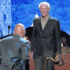 Clint Eastwood se dispone a entregar un premio Guys Choice a Dwayne 'La Roca' Johnson en la gala celebrada en Culver City (California).-Foto:   AP / PHIL MCCARTEN