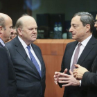 El ministro español de Economía y Competitividad de España, Luis de Guindos (izda), conversa con sus homólogos de Irlanda Michael Noonan (2i), y de Malta Edward Scicluna (dcha), y con el presidente del Banco Central Europeo, Mario Draghi (2d).-EFE