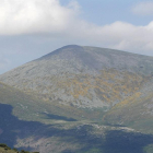 Un hito. El ‘aislamiento’ del Moncayo convierte su cumbre en un mirador espectacular desde el que ver en días despejados los Pirineos o Urbión con claridad.-VALENTÍN GUISANDE