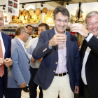 El presidente de la Diputación, Juan Martínez Majo, acompañado por el alcalde de León, Antonio Silván, inaugura la acción promocional de Productos de León en Carrefour León. Junto a ellos, el director del centro comercial, Francisco Martín.-ICAL