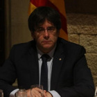El president de la Generalitat, Carles Puigdemont, durante la reunión del gabinete de crisis-GUIFRE JORDAN
