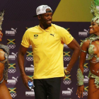 Usain Bolt baila samba con unas bailarinas, en la rueda de prensa que dio en Rio este lunes.-REUTERS / NACHO DOCE