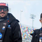 Fernando Alonso y su compañero en Cadillac, Jordan Taylor, antes de empezar las 24 Horas de Daytona.-EFE / GERARDO MORA