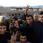 Unos kurdos en Turquía celebran que un convoy de 'peshmerga' haya logrado cruzar la frontera desde Irak.-Foto: AFP / ILYAS AKENGIN