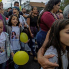 Un grupo de personas en el entierro de la niña Ágatha Félix en Brasil.-EFE