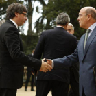 El presidente Puigdemont saluda al coronel  de la Guardia Civil, Diego Pérez de los Cobos.-ALBERT BERTRAN