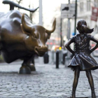 La niña de bronce frente al toro de Wall Street.-AP / MARK LENNIHAN
